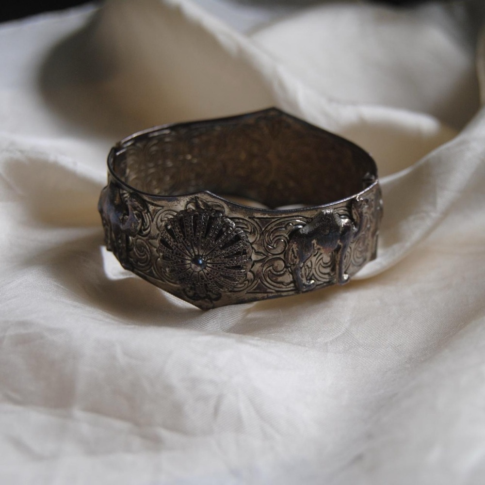 Elegant Silver Bracelet with Intricate Design - Picture 3 of 7